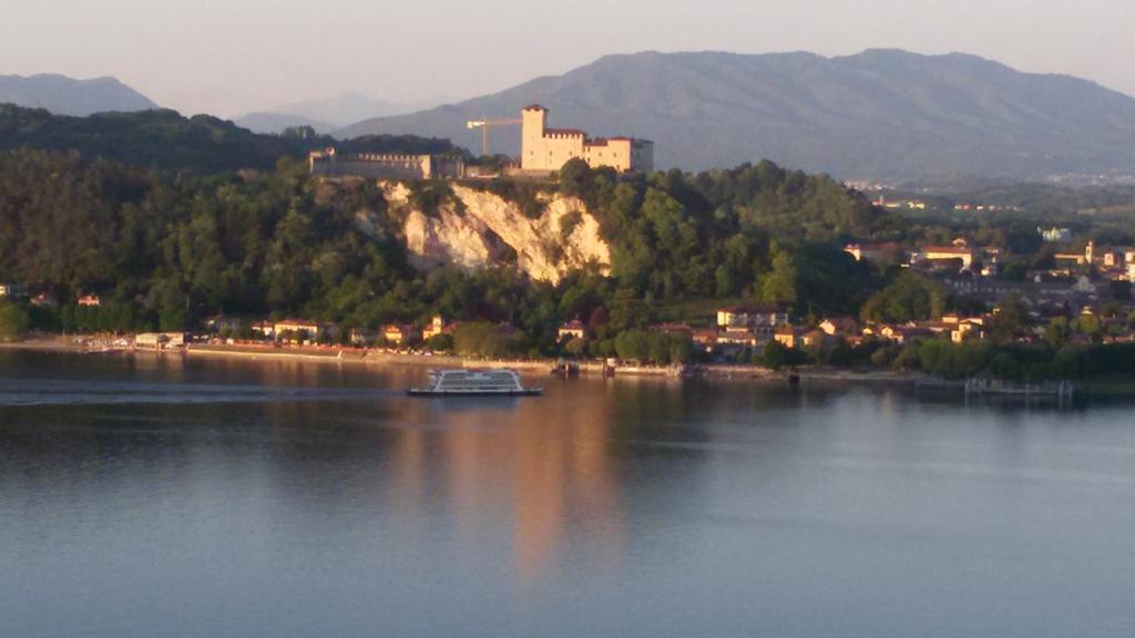 Casa Corte Alla Rocca Arona Exterior foto